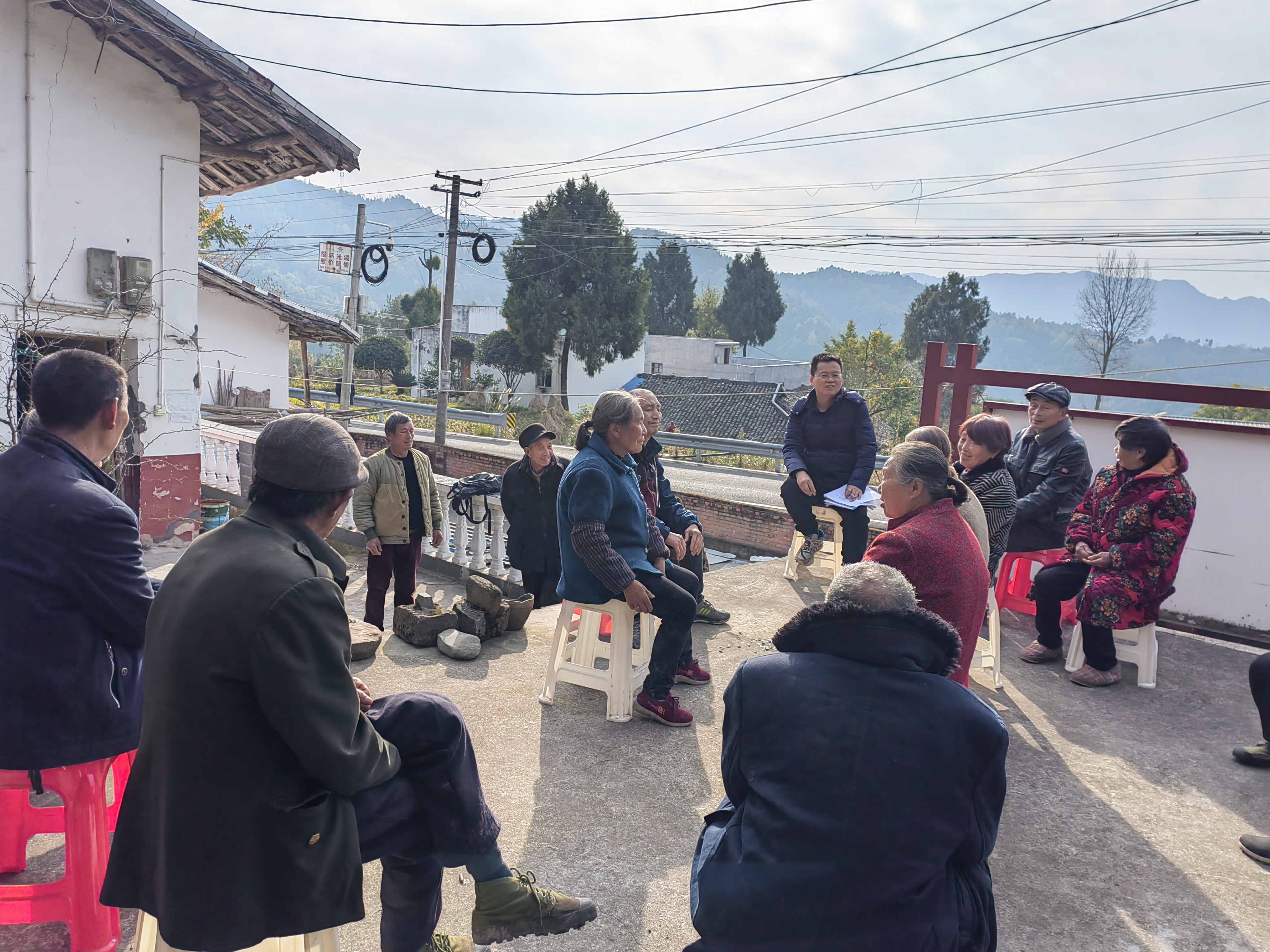 李杰超（中間）組織召開壩壩會(huì)，宣講政策，傾聽群眾意見建議_看圖王