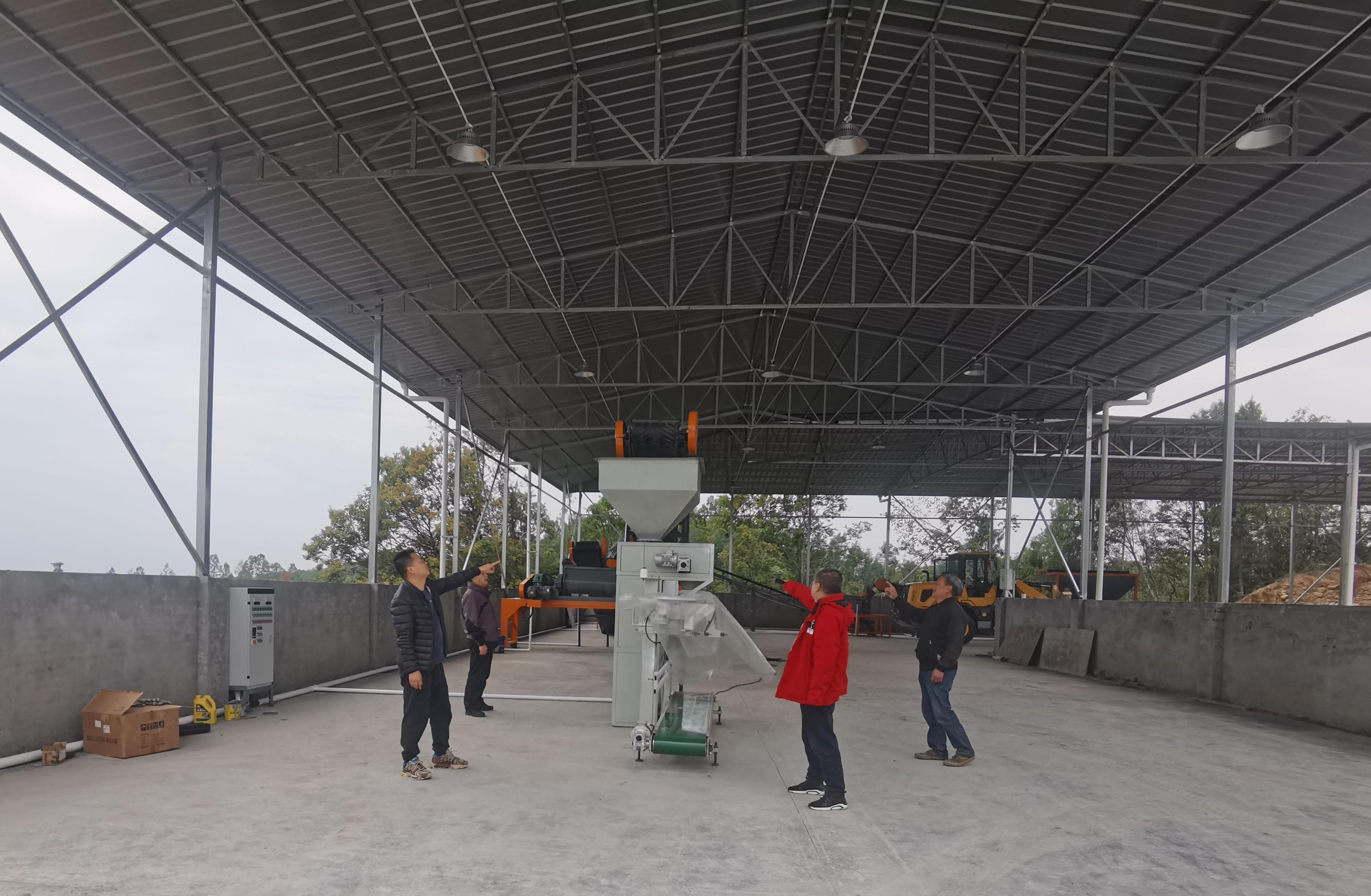 李杰超（左一）與村社干部、駐村隊(duì)員查看有機(jī)肥廠設(shè)備采購情況